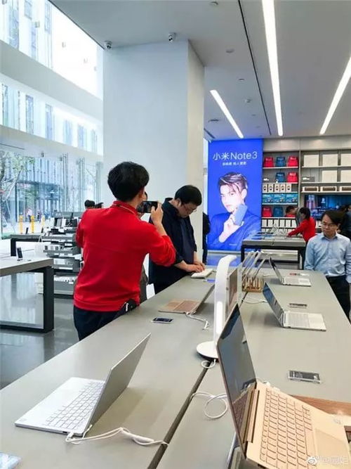 趁雷軍出國，羅永浩探訪小米之家出入境服務