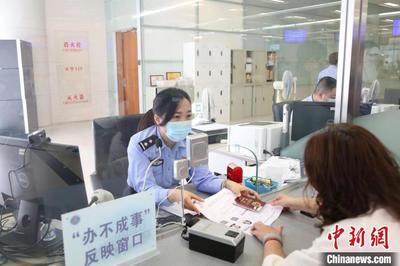 上海公安出入境部門服務(wù)升級(jí)，高效受理證件超200萬證次